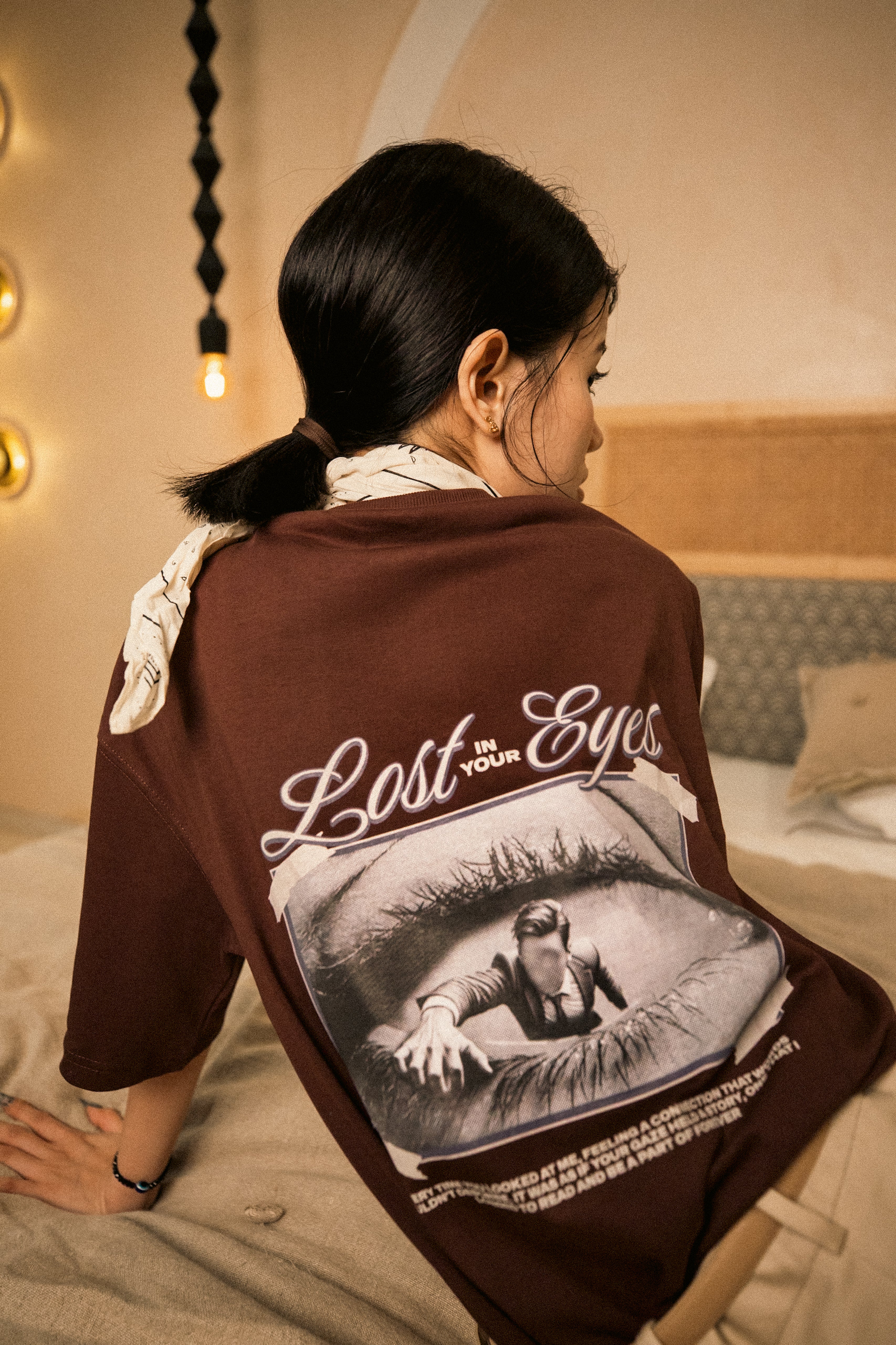 LOST IN EYES MOCHA OVERSIZED T-SHIRT