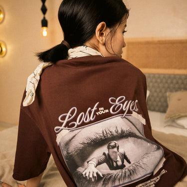 LOST IN EYES MOCHA OVERSIZED T-SHIRT